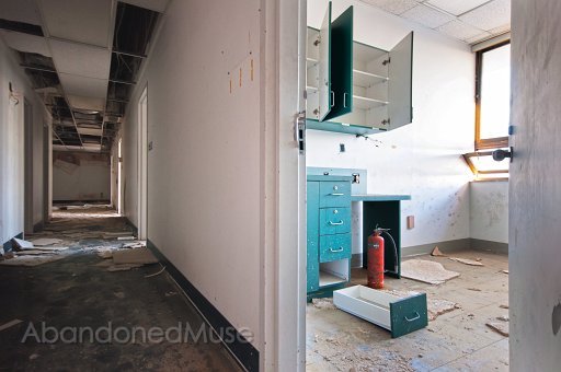 Ft Laud Hosp 14-1.jpg - I saw this shot walking by, and I tried to shoot it exactly as it appeared to me.